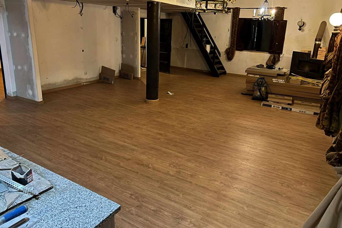 Sala ampla com pavimento flutuante em tom de madeira