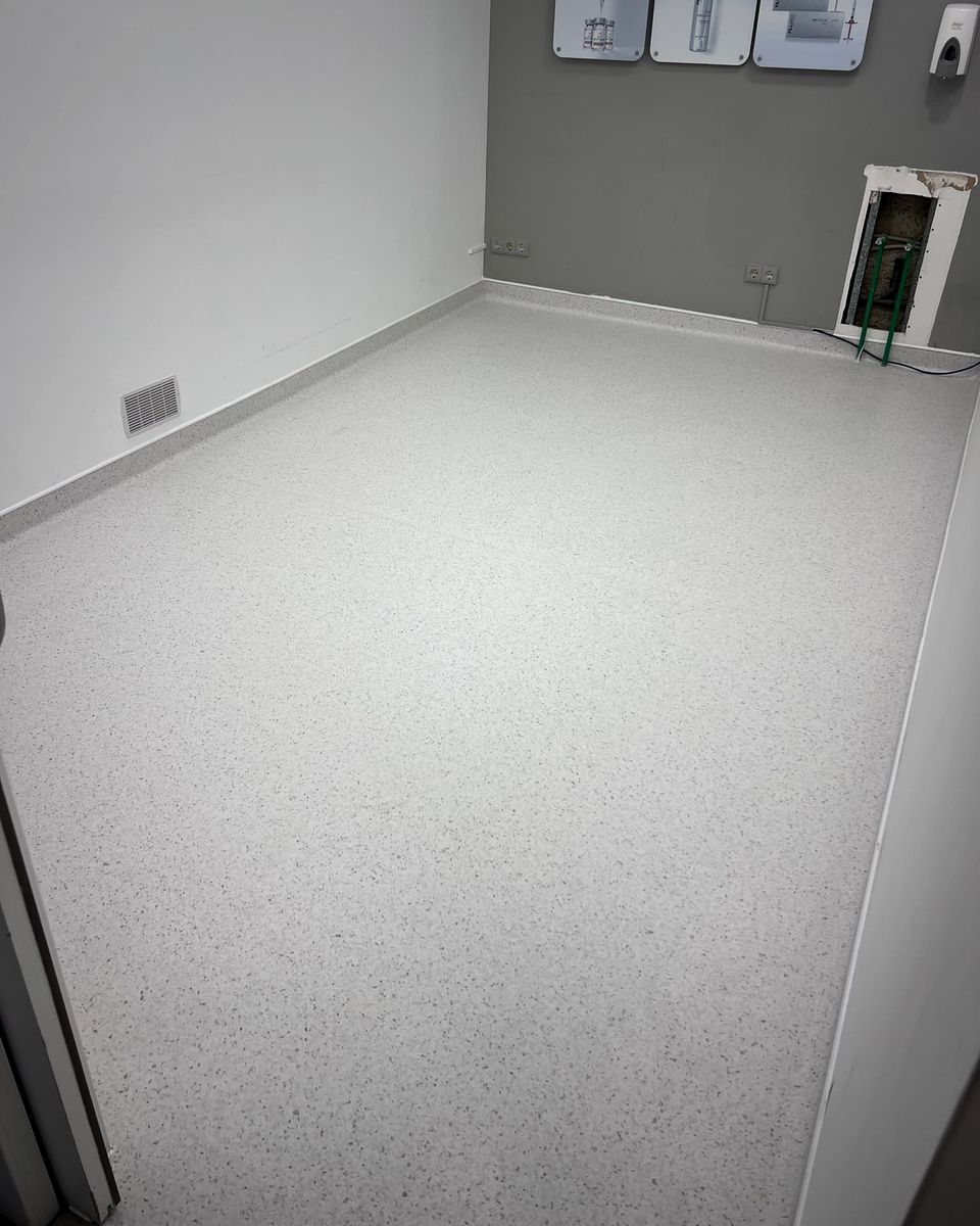 Sala com pavimento em rolo claro granulado